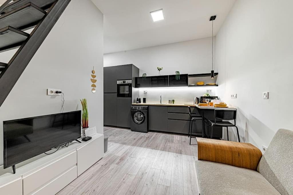 Chic Loft Bp: Industrial Gem Apartment Budapest Exterior photo